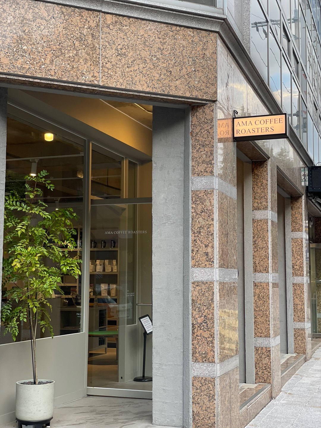 AMA COFFEE ROASTERS 간판이 걸린 매장 입구